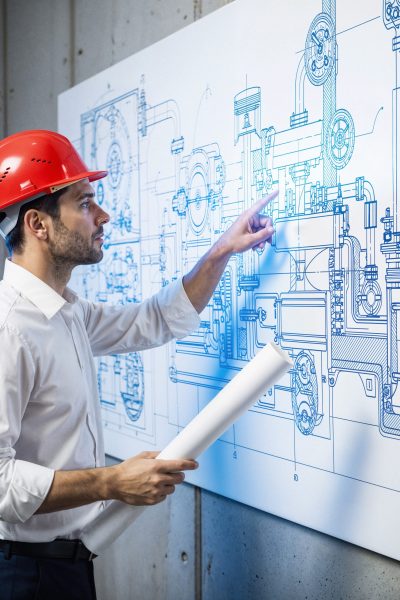 engenheiro-examinando-um-projeto