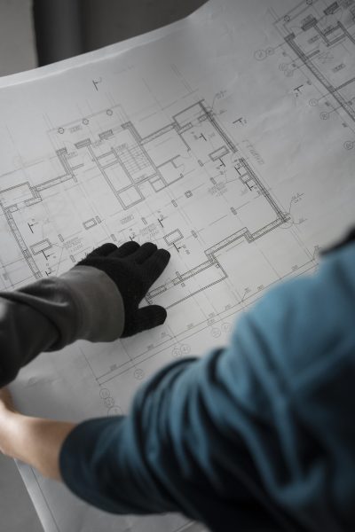 mulher-de-alto-angulo-trabalhando-como-engenheira